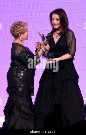 Nancy Houssels und Priscilla Presley The Nevada Ballet Theater präsentiert Priscilla Presley als ihre Woman Of The Year in schwarz / weiß Ball Las Vegas, Nevada - 29.01.11 Stockfoto