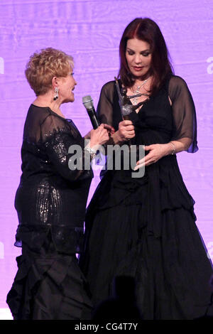 Nancy Houssels und Priscilla Presley The Nevada Ballet Theater präsentiert Priscilla Presley als ihre Woman Of The Year in schwarz / weiß Ball Las Vegas, Nevada - 29.01.11 Stockfoto