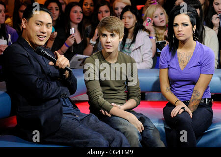 Regisseur Jon Chu, Justin Bieber und Host Phoebe Justin Bieber macht einen Auftritt in der CTV MuchMusic New.Music.Live zeigen, um seinen neuen Film "Never Say Never" zu fördern.  Toronto, Kanada - 01.02.11 Stockfoto