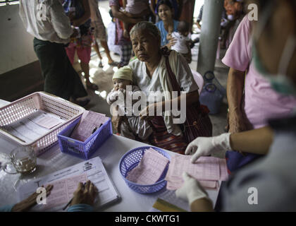 22. August 2012 - Mae Sot, Thailand - burmesischen Migranten suchen Immunisierung für ihre Kinder in Mae Tao Klinik in der Nähe von Mae Sot, Thailand, Mittwoch, 22. August 2012.  Wegen der jüngsten Schritte von internationalen nicht-Regierungs-Organisationen aus der thailändischen Grenze, in Burma, die Mae Tao Klinik, die medizinische Versorgung rund 500 burmesischen Migranten pro Tag zur Verfügung stellt, ist Finanzierungsproblemen konfrontiert. 1989 war von ethnischen Karen Arzt Dr. Cynthia Maung die Klinik als direkte Antwort auf die Bedürfnisse von Tausenden von Flüchtlingen gegründet, die nach Thailand geflohen waren nach einem gewaltsamen Vorgehens auf Pro-Demokratie-Dämonen Stockfoto