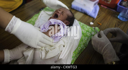 22. August 2012 - Mae Sot, Thailand - ist ein burmesischen Migranten Baby in Mae Tao Klinik in der Nähe von Mae Sot, Thailand, Mittwoch, 22. August 2012 geimpft.  Wegen der jüngsten Schritte von International Non-Governmental Organizations-Bewegungen in Burma ist die Mae Tao Klinik, die medizinische Versorgung rund 500 burmesischen Migranten pro Tag zur Verfügung stellt, mit Finanzierungsproblemen konfrontiert. 1989 war von ethnischen Karen Arzt Dr. Cynthia Maung die Klinik als direkte Antwort auf die Bedürfnisse von Tausenden von Flüchtlingen gegründet, die nach Thailand geflohen waren nach einem gewaltsamen Vorgehens gegen prodemokratischen Demonstrationen in Rangun im Jahr zuvor Stockfoto