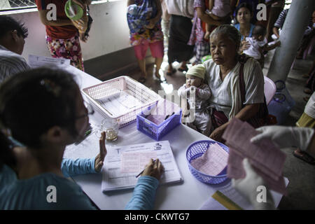 22. August 2012 - Mae Sot, Thailand - burmesischen Migranten suchen Immunisierung für ihre Kinder in Mae Tao Klinik in der Nähe von Mae Sot, Thailand, Mittwoch, 22. August 2012.  Wegen der jüngsten Schritte von internationalen nicht-Regierungs-Organisationen aus der thailändischen Grenze, in Burma, die Mae Tao Klinik, die medizinische Versorgung rund 500 burmesischen Migranten pro Tag zur Verfügung stellt, ist Finanzierungsproblemen konfrontiert. 1989 war von ethnischen Karen Arzt Dr. Cynthia Maung die Klinik als direkte Antwort auf die Bedürfnisse von Tausenden von Flüchtlingen gegründet, die nach Thailand geflohen waren nach einem gewaltsamen Vorgehens auf Pro-Demokratie-Dämonen Stockfoto