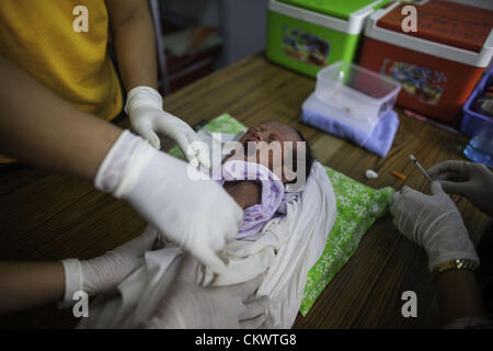 22. August 2012 - Mae Sot, Thailand - ist ein burmesischen Migranten Baby in Mae Tao Klinik in der Nähe von Mae Sot, Thailand, Mittwoch, 22. August 2012 geimpft.  Wegen der jüngsten Schritte von International Non-Governmental Organizations-Bewegungen in Burma ist die Mae Tao Klinik, die medizinische Versorgung rund 500 burmesischen Migranten pro Tag zur Verfügung stellt, mit Finanzierungsproblemen konfrontiert. 1989 war von ethnischen Karen Arzt Dr. Cynthia Maung die Klinik als direkte Antwort auf die Bedürfnisse von Tausenden von Flüchtlingen gegründet, die nach Thailand geflohen waren nach einem gewaltsamen Vorgehens gegen prodemokratischen Demonstrationen in Rangun im Jahr zuvor Stockfoto