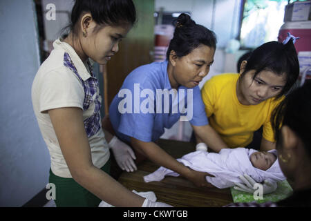 22. August 2012 - Mae Sot, Thailand - burmesischen Migranten suchen Immunisierung für ihre Kinder in Mae Tao Klinik in der Nähe von Mae Sot, Thailand, Mittwoch, 22. August 2012.  Wegen der jüngsten Schritte von internationalen nicht-Regierungs-Organisationen aus der thailändischen Grenze, in Burma, die Mae Tao Klinik, die medizinische Versorgung rund 500 burmesischen Migranten pro Tag zur Verfügung stellt, ist Finanzierungsproblemen konfrontiert. 1989 war von ethnischen Karen Arzt Dr. Cynthia Maung die Klinik als direkte Antwort auf die Bedürfnisse von Tausenden von Flüchtlingen gegründet, die nach Thailand geflohen waren nach einem gewaltsamen Vorgehens auf Pro-Demokratie-Dämonen Stockfoto