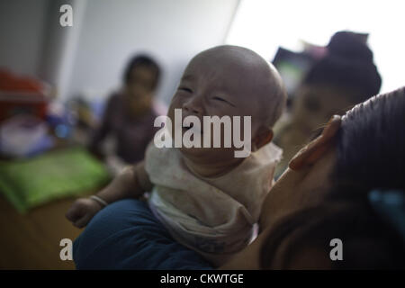 22. August 2012 - Mae Sot, Thailand - ist ein burmesischen Migranten Baby in Mae Tao Klinik in der Nähe von Mae Sot, Thailand, Mittwoch, 22. August 2012 geimpft.  Wegen der jüngsten Schritte von International Non-Governmental Organizations-Bewegungen in Burma ist die Mae Tao Klinik, die medizinische Versorgung rund 500 burmesischen Migranten pro Tag zur Verfügung stellt, mit Finanzierungsproblemen konfrontiert. 1989 war von ethnischen Karen Arzt Dr. Cynthia Maung die Klinik als direkte Antwort auf die Bedürfnisse von Tausenden von Flüchtlingen gegründet, die nach Thailand geflohen waren nach einem gewaltsamen Vorgehens gegen prodemokratischen Demonstrationen in Rangun im Jahr zuvor Stockfoto