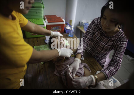 22. August 2012 - Mae Sot, Thailand - ist ein burmesischen Migranten Baby in Mae Tao Klinik in der Nähe von Mae Sot, Thailand, Mittwoch, 22. August 2012 geimpft.  Wegen der jüngsten Schritte von International Non-Governmental Organizations-Bewegungen in Burma ist die Mae Tao Klinik, die medizinische Versorgung rund 500 burmesischen Migranten pro Tag zur Verfügung stellt, mit Finanzierungsproblemen konfrontiert. 1989 war von ethnischen Karen Arzt Dr. Cynthia Maung die Klinik als direkte Antwort auf die Bedürfnisse von Tausenden von Flüchtlingen gegründet, die nach Thailand geflohen waren nach einem gewaltsamen Vorgehens gegen prodemokratischen Demonstrationen in Rangun im Jahr zuvor Stockfoto