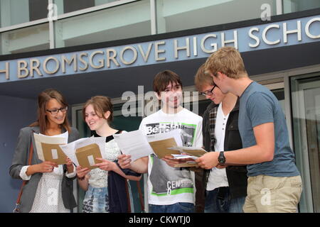 Studierende an einer britischen Gesamtschule erhalten ihre Prüfungsergebnisse, August 2012 Stockfoto