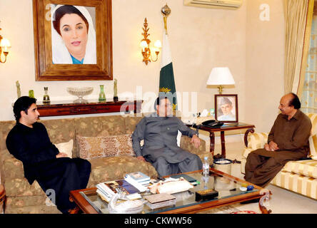 Pakistans Präsident spricht Asif Ali Zardari mit Nisar Ahmed Khoro, Lautsprecher Sindh Versammlung, Tagung im Bilawal House in Karachi auf Donnerstag, 23. August 2012. Völker-Partei (PPP)-Vorsitzender, Bilawal Bhutto Zardari ist auch vorhanden. Stockfoto