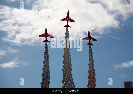 Bournemouth, UK Donnerstag, 23. August 2012. Ein dauerhaftes Denkmal zu Red Arrows pilot Flt Lt Jon Egging, starb nach eine Airshow in Bournemouth anzeigen am 20. August 2011; letzten Schliff werden auf der Website bereit für die Enthüllung von den Piloten Witwe Dr. Emma Egging unternommen.  Ein Wettbewerb wurde gehalten, um ein Design für die Skulptur einfallen lassen und der siegreiche Entwurf wurde von des Piloten Witwe Dr. Emma Egging und Mutter Dawn gewählt. Der Siegerentwurf wurde von Penny Vallier, 10, und George Cutler, neun, zwei Schülern von Kinson Primary School. Stockfoto