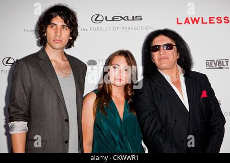 22. August 2012. Nick Simmons, Sophie Simmons, Gene Simmons im Ankunftsbereich für GESETZLOSE Premiere, der ArcLight Kinos Hollywood, Los Angeles, CA 22. August 2012. Foto von: Emiley Schweich/Everett Collection Stockfoto