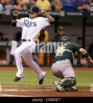 23. August 2012 - St. Petersburg, Florida, USA - SAM FULD, links, von der Tampa Bay Rays, schlägt das Tag aus Oakland Athletics Catcher DEREK NORRIS im fünften Inning ein Baseballspiel im Tropicana Field. (Kredit-Bild: © Tampa Bay Times/ZUMAPRESS.com) Stockfoto