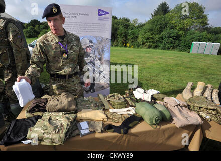 23. August 2012. Mechanisierte Brigade, die nach Afghanistan im Herbst dieses Jahres am Betrieb HERRICK 17 bereitstellen. Task Force Helmand, werden wie sie für die Dauer ihrer Tour bekannt sein werden eine gemeinsame Arbeitsgruppe unter der Leitung von 4. mechanisierte Brigade.  Minister für Rüstungsgüter, Support und Technik, Peter Vorliek und Kommandeur, Brigadegeneral Bob Bruce, sofern vorhanden. Das neueste Kit war zu sehen. Regiments Vertreter aus ganz Großbritannien enthalten: Schottland – 1 Bataillon Scot wachen (mit Sitz in Catterick) schottische Tiefland – 1 Schotten (Sitz in Edinburgh) West Midlands und Nottingham – Queens Royal L Stockfoto