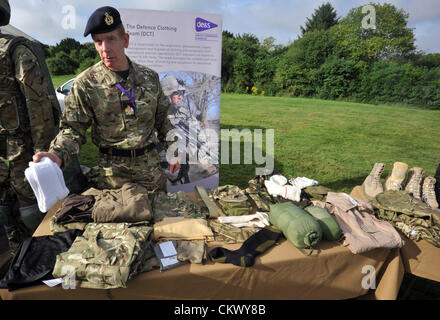 23. August 2012. Mechanisierte Brigade, die nach Afghanistan im Herbst dieses Jahres am Betrieb HERRICK 17 bereitstellen. Task Force Helmand, werden wie sie für die Dauer ihrer Tour bekannt sein werden eine gemeinsame Arbeitsgruppe unter der Leitung von 4. mechanisierte Brigade.  Minister für Rüstungsgüter, Support und Technik, Peter Vorliek und Kommandeur, Brigadegeneral Bob Bruce, sofern vorhanden. Das neueste Kit war zu sehen. Regiments Vertreter aus ganz Großbritannien enthalten: Schottland – 1 Bataillon Scot wachen (mit Sitz in Catterick) schottische Tiefland – 1 Schotten (Sitz in Edinburgh) West Midlands und Nottingham – Queens Royal L Stockfoto