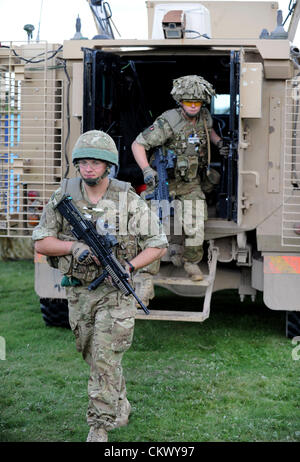 23. August 2012. Royal Marines verlassen ein Mastiff gepanzertes Fahrzeug... Mechanisierte Brigade, die nach Afghanistan im Herbst dieses Jahres am Betrieb HERRICK 17 bereitstellen. Task Force Helmand, werden wie sie für die Dauer ihrer Tour bekannt sein werden eine gemeinsame Arbeitsgruppe unter der Leitung von 4. mechanisierte Brigade.  Minister für Rüstungsgüter, Support und Technik, Peter Vorliek und Kommandeur, Brigadegeneral Bob Bruce, sofern vorhanden. Das neueste Kit war zu sehen. Regiments Vertreter aus ganz Großbritannien enthalten: Schottland – 1 Bataillon Scot wachen (mit Sitz in Catterick) schottische Tiefland – 1 Schotten (mit Sitz in Edinbur Stockfoto