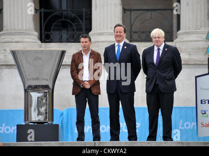 Trafalgar Square, London, UK. 24. August 2012. Premierminister David Cameron, Londoner Bürgermeister Boris Johnson und Vorsitzender des LOCOG Sebastian Coe warten auf den Kessel für die Paralympics London 2012 beleuchtet werden. Stockfoto