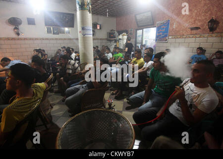 23. August 2012 - Gaza-Stadt, Gazastreifen, Palästina - palästinensische Jugendliche Uhr ein Fußballspiel für Team FC Barcelona gegen Real Madrid Mannschaft bei einem spanischen Supercup im Café in Deir al-Balah zentrale Gaza-Streifen, am 23. August 2012 (Credit-Bild: © Ashraf Amra/APA Images/ZUMAPRESS.com) Stockfoto