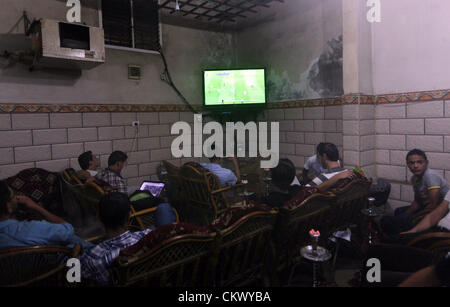 23. August 2012 - Gaza-Stadt, Gazastreifen, Palästina - palästinensische Jugendliche Uhr ein Fußballspiel für Team FC Barcelona gegen Real Madrid Mannschaft bei einem spanischen Supercup im Café in Deir al-Balah zentrale Gaza-Streifen, am 23. August 2012 (Credit-Bild: © Ashraf Amra/APA Images/ZUMAPRESS.com) Stockfoto