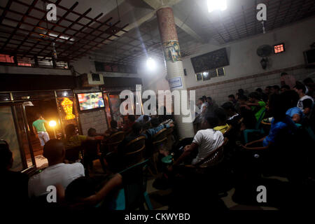 23. August 2012 - Gaza-Stadt, Gazastreifen, Palästina - palästinensische Jugendliche Uhr ein Fußballspiel für Team FC Barcelona gegen Real Madrid Mannschaft bei einem spanischen Supercup im Café in Deir al-Balah zentrale Gaza-Streifen, am 23. August 2012 (Credit-Bild: © Ashraf Amra/APA Images/ZUMAPRESS.com) Stockfoto