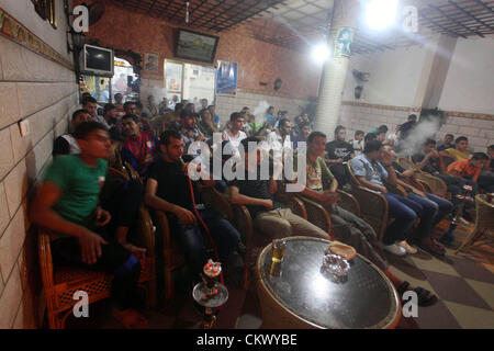 23. August 2012 - Gaza-Stadt, Gazastreifen, Palästina - palästinensische Jugendliche Uhr ein Fußballspiel für Team FC Barcelona gegen Real Madrid Mannschaft bei einem spanischen Supercup im Café in Deir al-Balah zentrale Gaza-Streifen, am 23. August 2012 (Credit-Bild: © Ashraf Amra/APA Images/ZUMAPRESS.com) Stockfoto