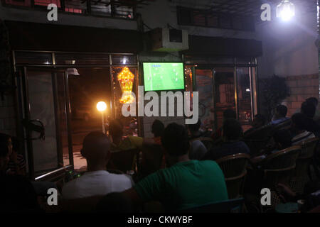 23. August 2012 - Gaza-Stadt, Gazastreifen, Palästina - palästinensische Jugendliche Uhr ein Fußballspiel für Team FC Barcelona gegen Real Madrid Mannschaft bei einem spanischen Supercup im Café in Deir al-Balah zentrale Gaza-Streifen, am 23. August 2012 (Credit-Bild: © Ashraf Amra/APA Images/ZUMAPRESS.com) Stockfoto