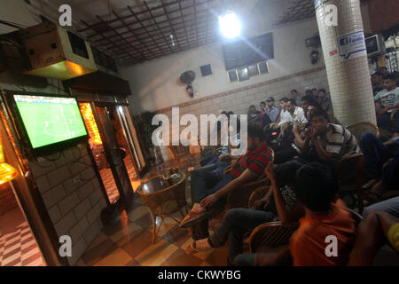 23. August 2012 - Gaza-Stadt, Gazastreifen, Palästina - palästinensische Jugendliche Uhr ein Fußballspiel für Team FC Barcelona gegen Real Madrid Mannschaft bei einem spanischen Supercup im Café in Deir al-Balah zentrale Gaza-Streifen, am 23. August 2012 (Credit-Bild: © Ashraf Amra/APA Images/ZUMAPRESS.com) Stockfoto