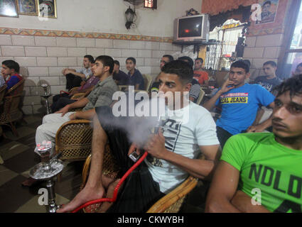 23. August 2012 - Gaza-Stadt, Gazastreifen, Palästina - palästinensische Jugendliche Uhr ein Fußballspiel für Team FC Barcelona gegen Real Madrid Mannschaft bei einem spanischen Supercup im Café in Deir al-Balah zentrale Gaza-Streifen, am 23. August 2012 (Credit-Bild: © Ashraf Amra/APA Images/ZUMAPRESS.com) Stockfoto