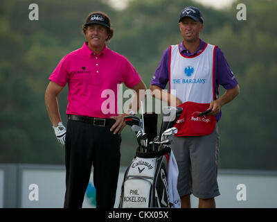 23. August 2012. Bethpage, Famingdale, New York.  Phil Mickelson (USA) steht mit seinem Caddy vor Abschlag am 10. Loch während The Barclays-Meisterschaft für den FedEx Cup spielte in Bethpage Black in Farmingdale, New York. Stockfoto