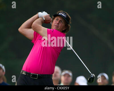 23. August 2012. Bethpage, Famingdale, New York.   Phil Mickelson (USA) Abschlag des am 10. Loch während The Barclays-Meisterschaft für den FedEx Cup spielte in Bethpage Black in Farmingdale, New York. Stockfoto