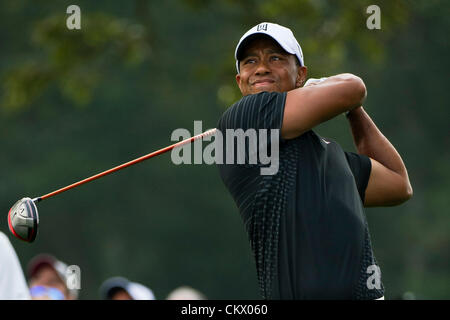 23. August 2012. Bethpage, Famingdale, New York.   Tiger Woods (USA) Abschlag des am 10. Loch während The Barclays-Meisterschaft für den FedEx Cup spielte in Bethpage Black in Farmingdale, New York. Stockfoto