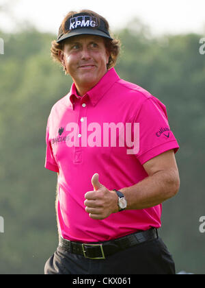 23. August 2012. Bethpage, Famingdale, New York.   Phil Mickelson (USA) gibt die Daumen bis zu der Galerie während der Barclays-Meisterschaft für den FedEx Cup spielte in Bethpage Black in Farmingdale, New York. Stockfoto