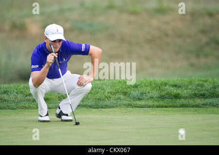 23. August 2012. Bethpage, Famingdale, New York.    Zach Johnson (USA) beugt sich hinunter Richter spielte ein Putt während The Barclays-Meisterschaft für den FedEx Cup am Bethpage Black in Farmingdale, New York. Stockfoto