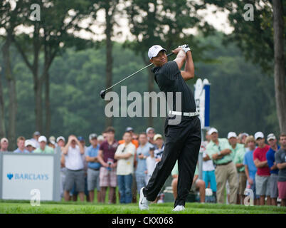 23. August 2012. Bethpage, Famingdale, New York.    Tiger Woods (USA) treibt einen Ball beim Abschlag während The Barclays-Meisterschaft für den FedEx Cup spielte in Bethpage Black in Farmingdale, New York. Stockfoto