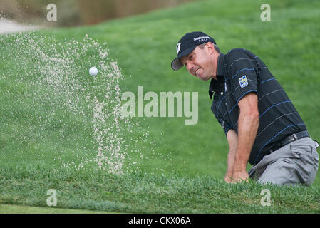 23. August 2012. Bethpage, Famingdale, New York.    Matt Kuchar (USA) Treffer aus einem Bunker in das 16. Loch während The Barclays-Meisterschaft für den FedEx Cup spielte in Bethpage Black in Farmingdale, New York. Stockfoto