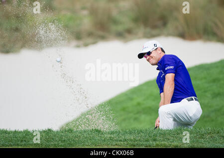 23. August 2012. Bethpage, Famingdale, New York.    Zach Johnson (USA) trifft eine Kugel aus dem 16. Loch Bunker während The Barclays-Meisterschaft für den FedEx Cup spielte in Bethpage Black in Farmingdale, New York. Stockfoto