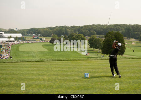 23. August 2012. Bethpage, Famingdale, New York.    Tiger Woods (USA) Abschlag von Loch 1 bei The Barclays-Meisterschaft für den FedEx Cup spielte in Bethpage Black in Farmingdale, New York. Stockfoto