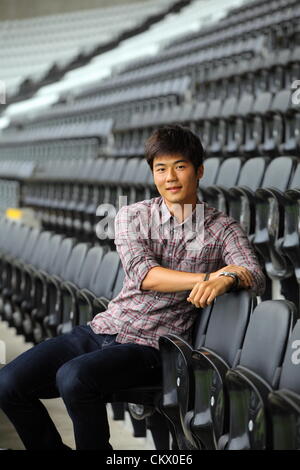 24. August 2012. Im Bild: Neue Swansea Unterzeichnung, Ki Sung-Yeung im Liberty Stadium, Südwales. Mittelfeldspieler Ki Sung-Yeung hat seinen fast £ 6 Millionen Zug zu Swansea City FC aus keltischen abgeschlossen. Bildnachweis: D Legakis / Alamy Live News Stockfoto