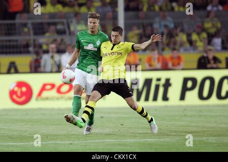 24.08.2012. Dortmund, Deutschland.  Borussia Dortmund vs. SV Werder Bremen. Sebastian Prödl SV Werder Bremen und Robert Lewandowski Borussia Dortmund Stockfoto