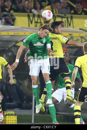 24.08.2012. Dortmund, Deutschland.  Borussia Dortmund vs. SV Werder Bremen. Signal Iduna Arena Dortmund Clemens Fritz Herausforderungen gegen Ilkay Gündogan Stockfoto