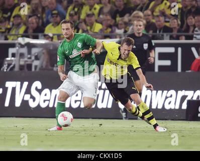 24.08.2012. Dortmund, Deutschland.  Borussia Dortmund vs. SV Werder Bremen. Harte Chellenge von Marko Arnautovic SV Werder Bremen auf Kevin Grosskreutz Borussia Dortmund Stockfoto