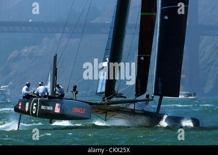 24. August 2012 - San Francisco, Kalifornien, USA - America es Cup World Series, San Francisco, CA 24. August 2012.  Qualifikationsläufe und Spiel heizt am 3. Tag. Ersten Qualifikationsrennen des Tages mit Oracle Team USA Coutts (Credit-Bild: © Dinno Kovic/ZUMAPRESS.com) Stockfoto