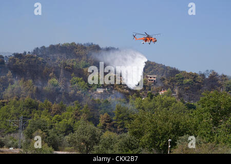 Erickson Air-Crane fallen Wasser auf Wildfire. Stockfoto