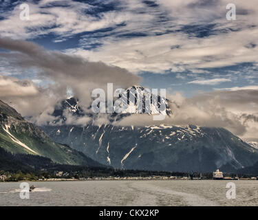 1. Juli 2012 - Seward, Alaska, USA - bekränzt in Wolken, 4.750 ft Schnee begrenzt Marathon Mountain, Teil des Gebirges Kenai, erhebt sich über Seward, Alaska und Resurrection Bay. (Kredit-Bild: © Arnold Drapkin/ZUMAPRESS.com) Stockfoto