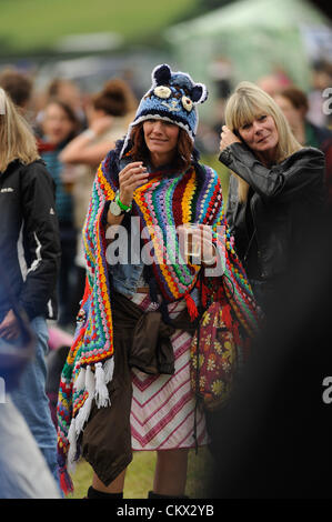 Samstag, 25. August 2012. Aberystwyth, Wales, UK. Festivalbesucher tragen warme Winterkleidung während der August Bank Urlaub Wochenende bei The Big Tribute Festival 2012 in Lovesgrove. Wales Wochenende nur Musik-Event, die ausschließlich auf Tribute-Bands gewidmet. Stockfoto