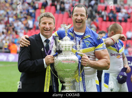 25. August 2012. Leeds Rhinos V Warrington Wölfe Carnegie Challenge-Cup-Finale 2012 Warrington Wölfe Trainer Tony Smith und Kapitän Adrian Morley feiern mit der Carnegie Challenge Cup Stockfoto