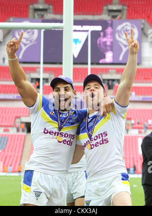 25. August 2012. Leeds Rhinos V Warrington Wölfe Carnegie Challenge-Cup-Finale 2012 Warrington Spieler L-r: Ryan Atkins und Richard Myler feiern auf dem Schlusspfiff Stockfoto