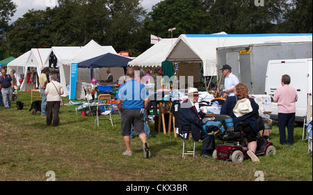 25. August 2012 Northamptonshire. VEREINIGTES KÖNIGREICH. Earls Barton Vintage Rallly und Land Messebesucher schaut sich um die Stände... Die Bank Holiday Wochenende Wettervorhersage ist nicht gut, aber der Regen hat ferngehalten, Stockfoto