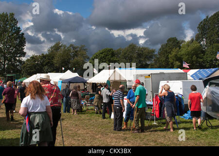 25. August 2012 Northamptonshire. VEREINIGTES KÖNIGREICH. Earls Barton Vintage Rallly und Land Messebesucher schaut sich um die Stände... Die Bank Holiday Wochenende Wettervorhersage ist nicht gut, aber der Regen hat ferngehalten, Stockfoto