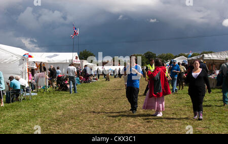 25. August 2012 Northamptonshire. VEREINIGTES KÖNIGREICH. Earls Barton Vintage Rallly und Land Messebesucher schaut sich um die Stände... Die Bank Holiday Wochenende Wettervorhersage ist nicht gut, aber der Regen hat ferngehalten, Stockfoto