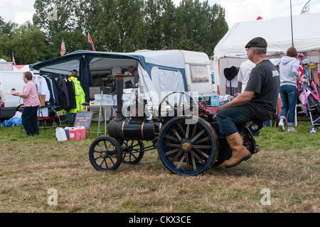 25. August 2012 Northamptonshire. VEREINIGTES KÖNIGREICH. Earls Barton Oldtimer Rallye und Country Fair. Eine kleine Dampfmaschine getrieben rund um die Show. Die Bank Holiday Wochenende Wettervorhersage ist nicht gut, aber der Regen hat ferngehalten, Stockfoto