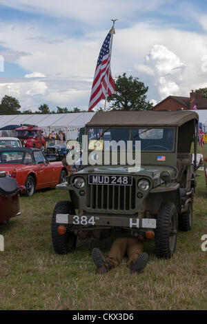 25. August 2012 Northamptonshire. VEREINIGTES KÖNIGREICH. Earls Barton Oldtimer Rallye und Country Fair. Alte US Army Jeep. Die Bank Holiday Wochenende Wettervorhersage ist nicht gut, aber der Regen hat ferngehalten, Stockfoto